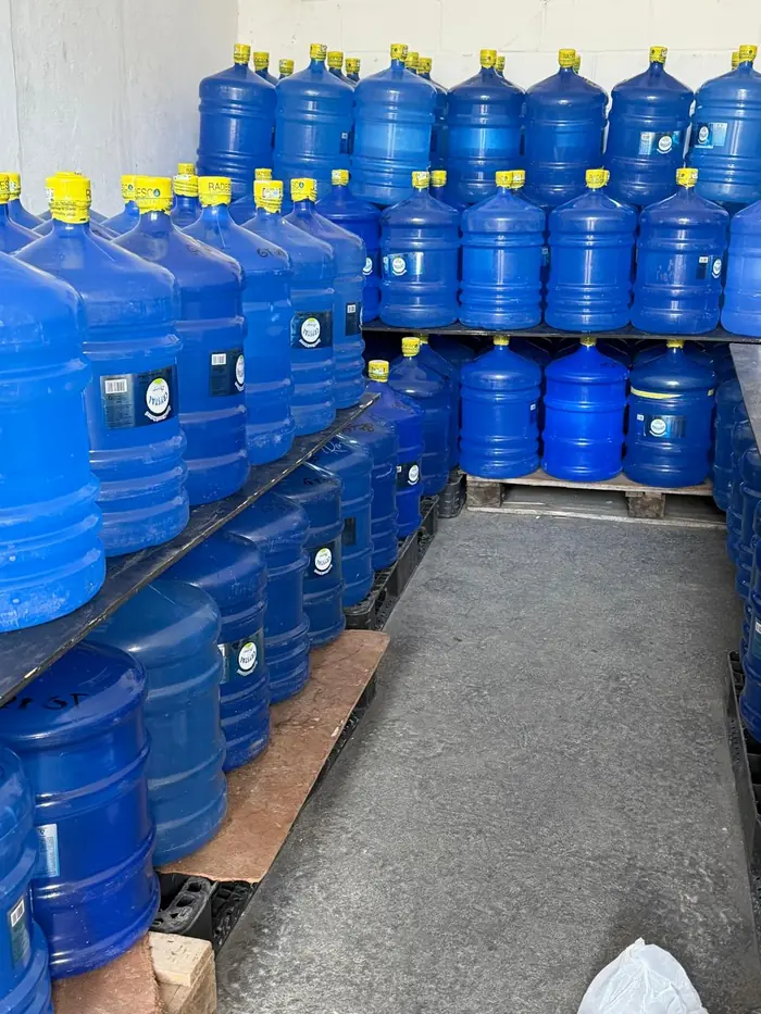 Galões de água mineral 20 litros estocados na empresa